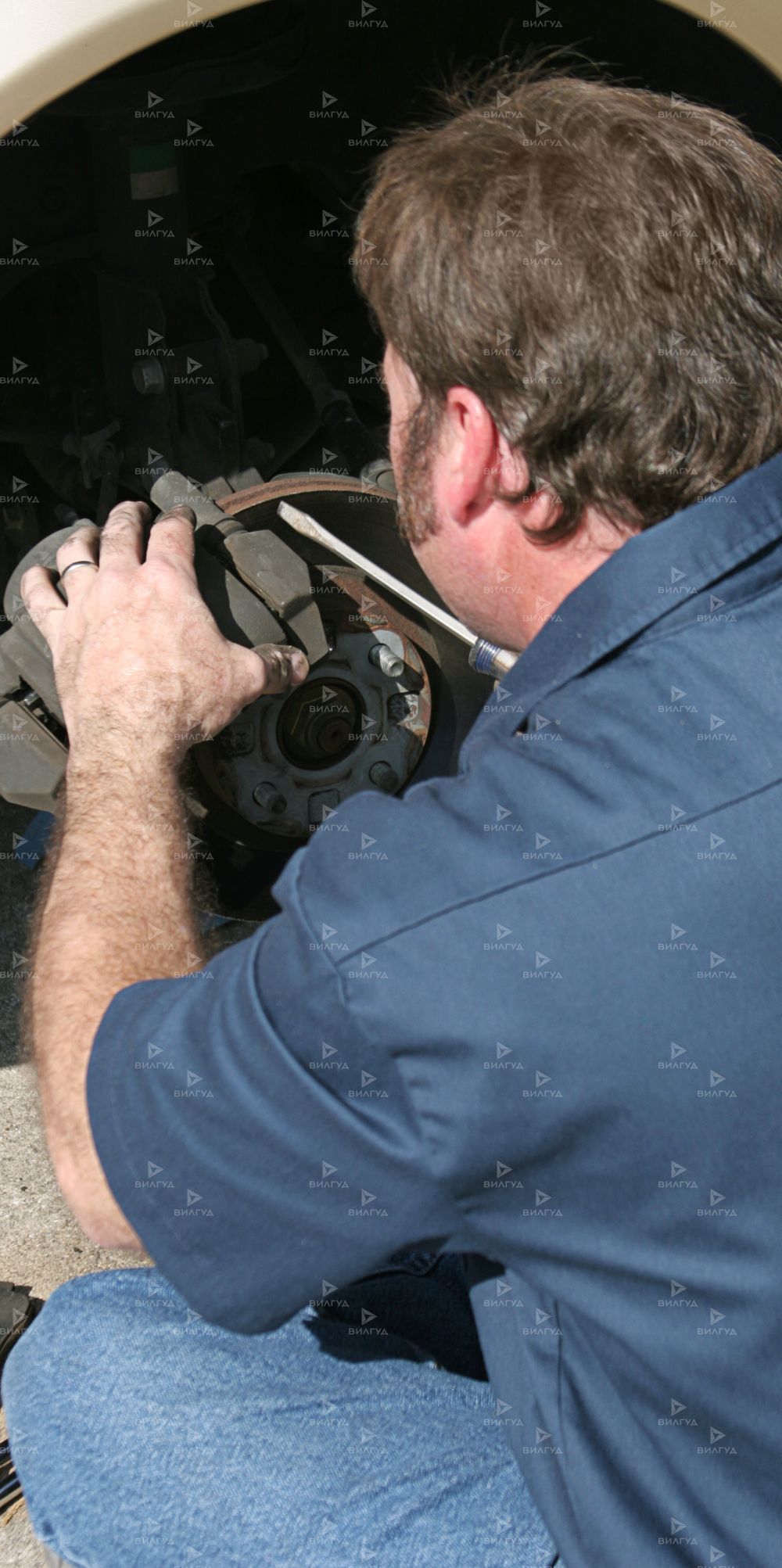 Замена передних и задних тормозных колодок ручного тормоза Subaru Outback в Волгограде