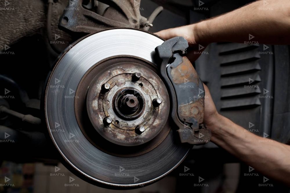 Замена задних тормозных колодок (дисковые) Renault Fluence в Санкт-Петербурге в СТО Motul Garage