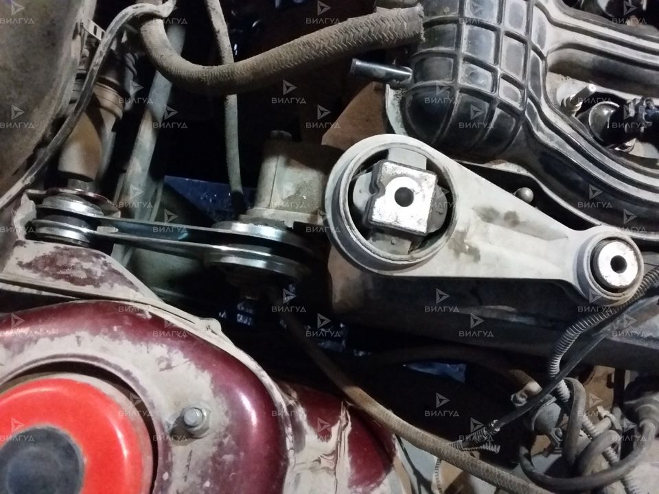 Ремонт и замена подушки двигателя Chrysler 300C в Волгограде