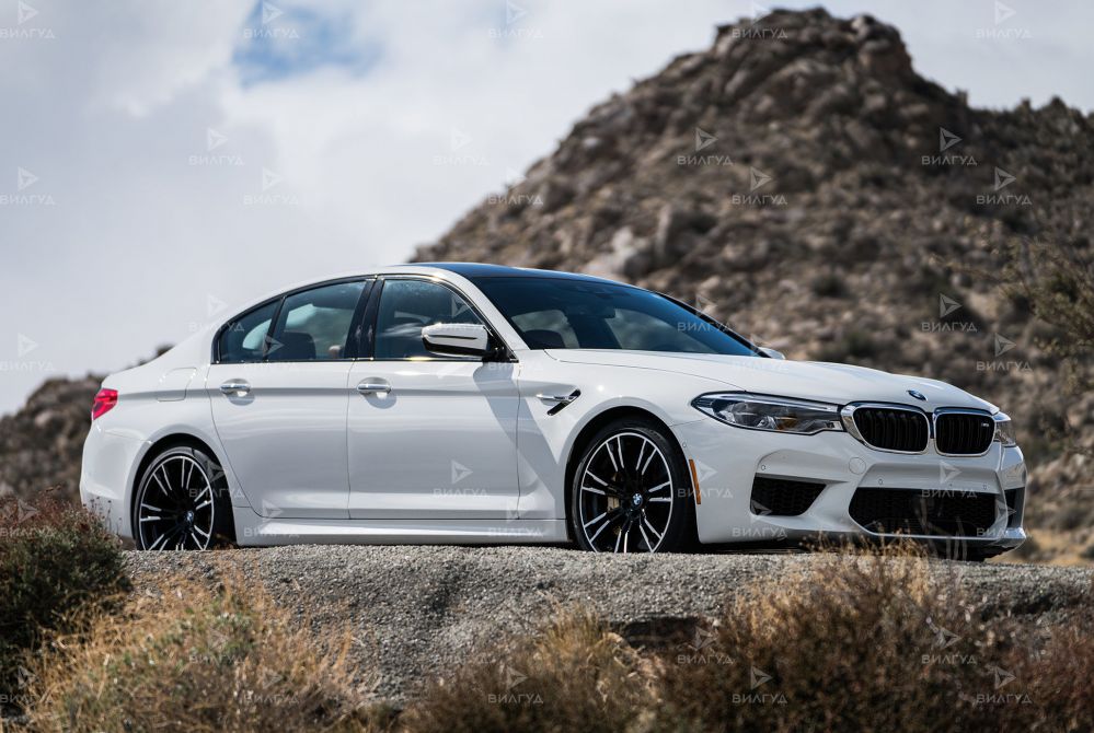 Замена габаритной лампы BMW M5 в Волгограде Замена габаритной лампы BMW M5 в Волгограде